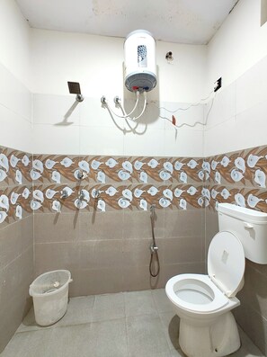 Een douche, een regendouche, pantoffels, een bidet