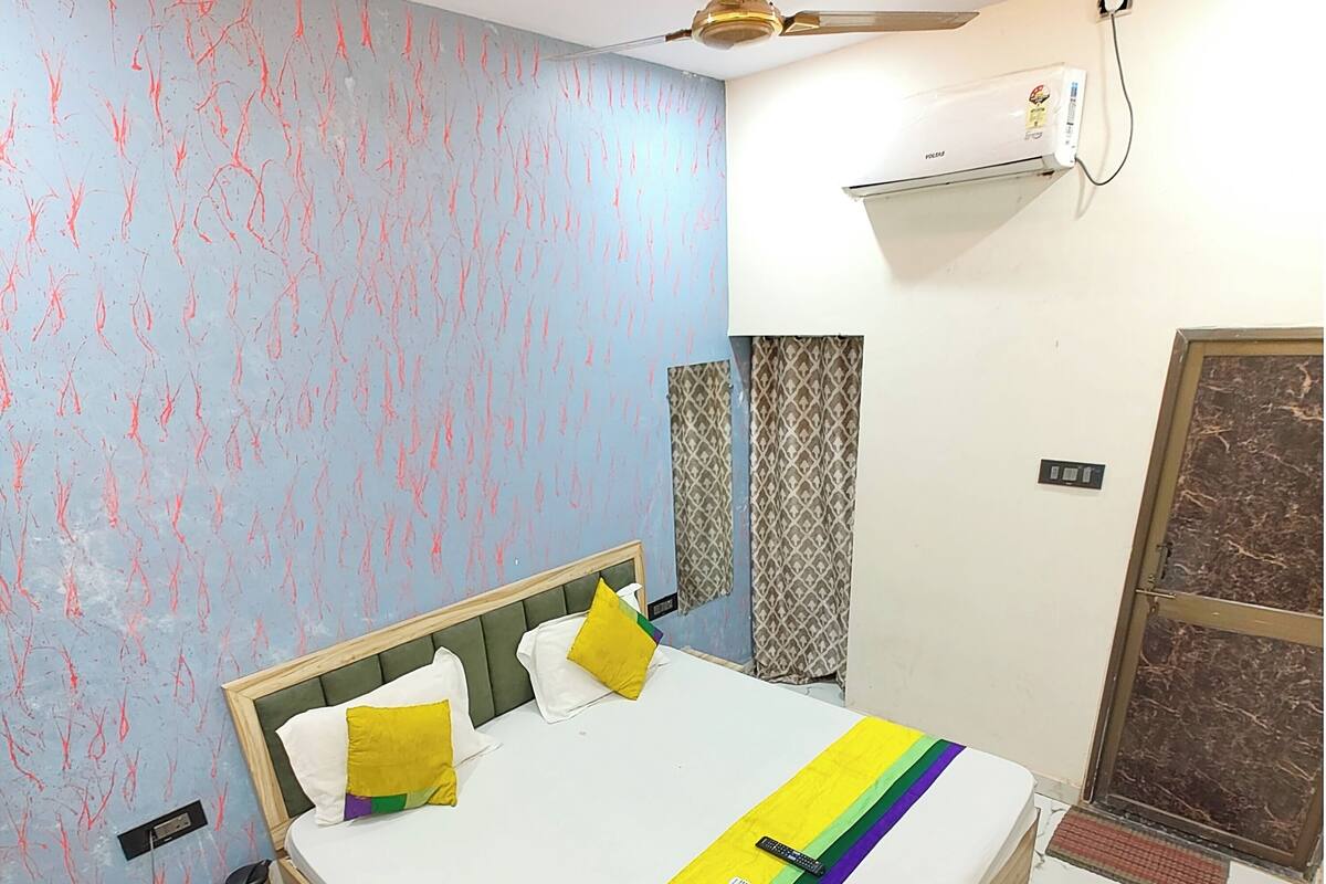 Deluxe Double Room, Multiple Beds | Hypo-allergenic bedding, desk, soundproofing, free WiFi