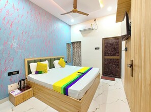 Hypo-allergenic bedding, desk, soundproofing, free WiFi - Hotel Vrrinda Residency Varanasi (Varanasi)