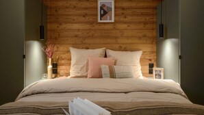 A bedroom with a wooden headboard, a bedside table with a vase, and a framed picture on the wall. - Chalet for 4 near ski lifts, mountain view (Aussois)