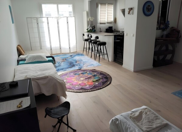 1 bedroom, iron/ironing board, bed sheets - Studio 'Aura' in Paris (Paris)