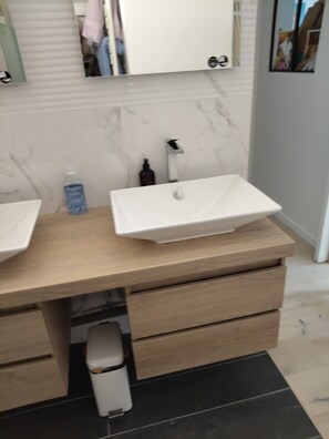 Douche, sèche-cheveux, serviettes fournies