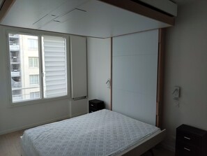 1 bedroom, iron/ironing board, bed sheets - Studio 'Aura' in Paris (Paris)