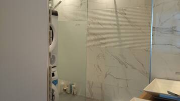 Douche, sèche-cheveux, serviettes fournies