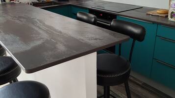 Fridge, oven, stovetop, dishwasher