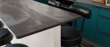 Een koelkast, een oven, een kookplaat, een vaatwasser