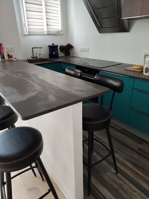 Fridge, oven, stovetop, dishwasher