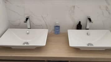 Douche, sèche-cheveux, serviettes fournies