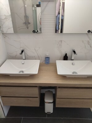 Shower, hair dryer, towels - Studio 'Aura' in Paris (Paris)