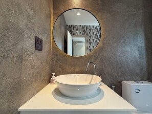 Douche, sèche-cheveux, serviettes fournies, savon