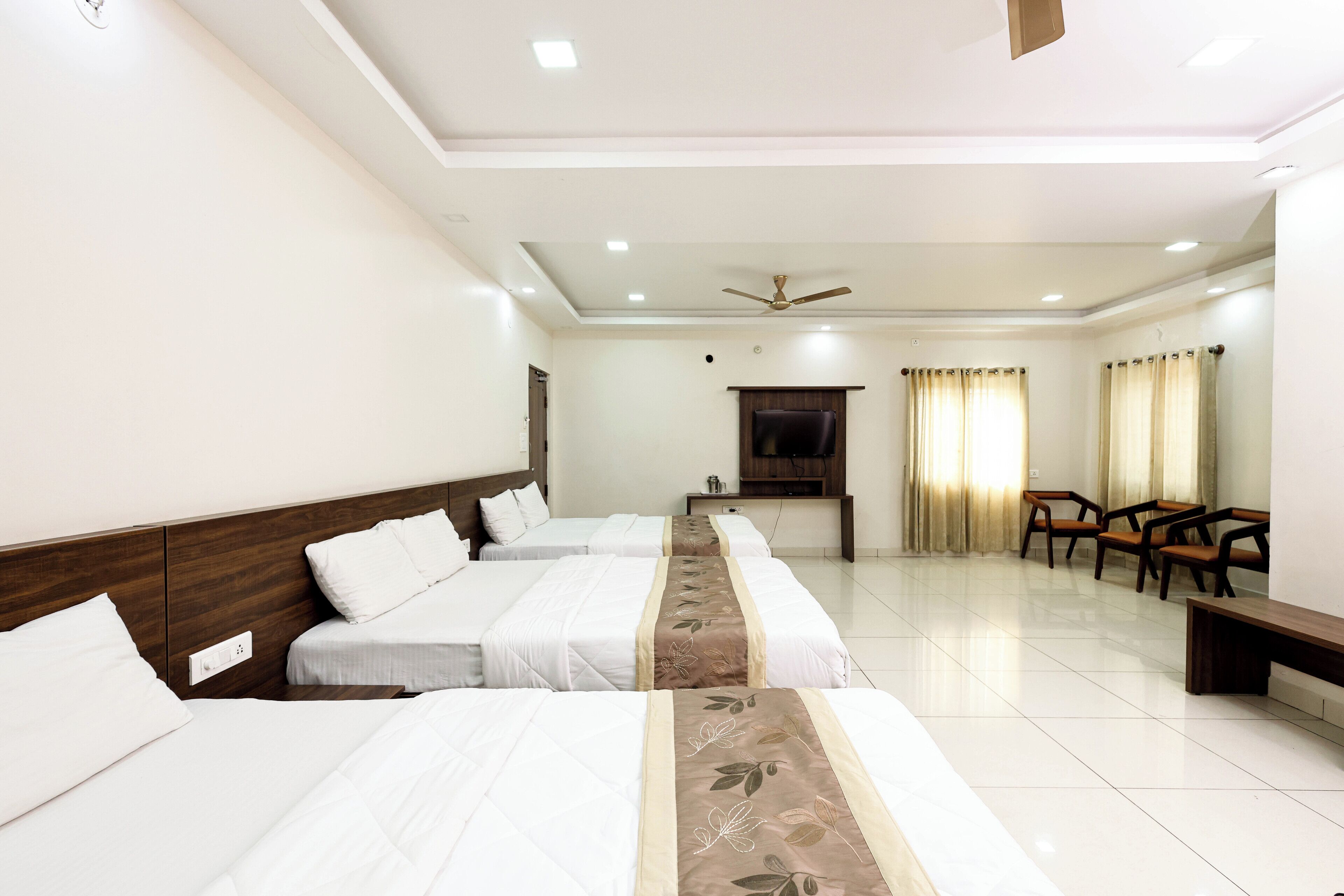 Habitación triple Confort, vista a la ciudad | Escritorio, espacio para trabajar con laptop y wifi gratis 