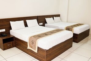 Comfort Room | Desk, laptop workspace, free WiFi