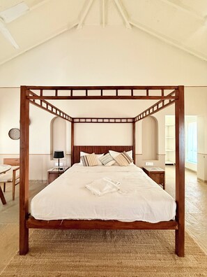 Skrivbord, arbetsyta för laptop och gratis wi-fi