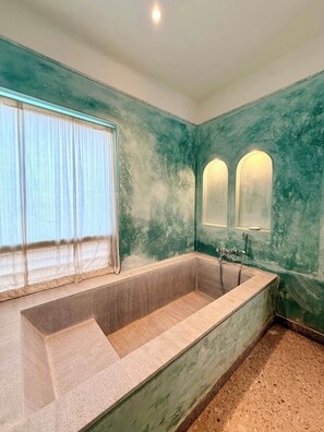 Shower, rainfall showerhead, free toiletries, hair dryer - Love Story by Purple Door Villas (Siolim)