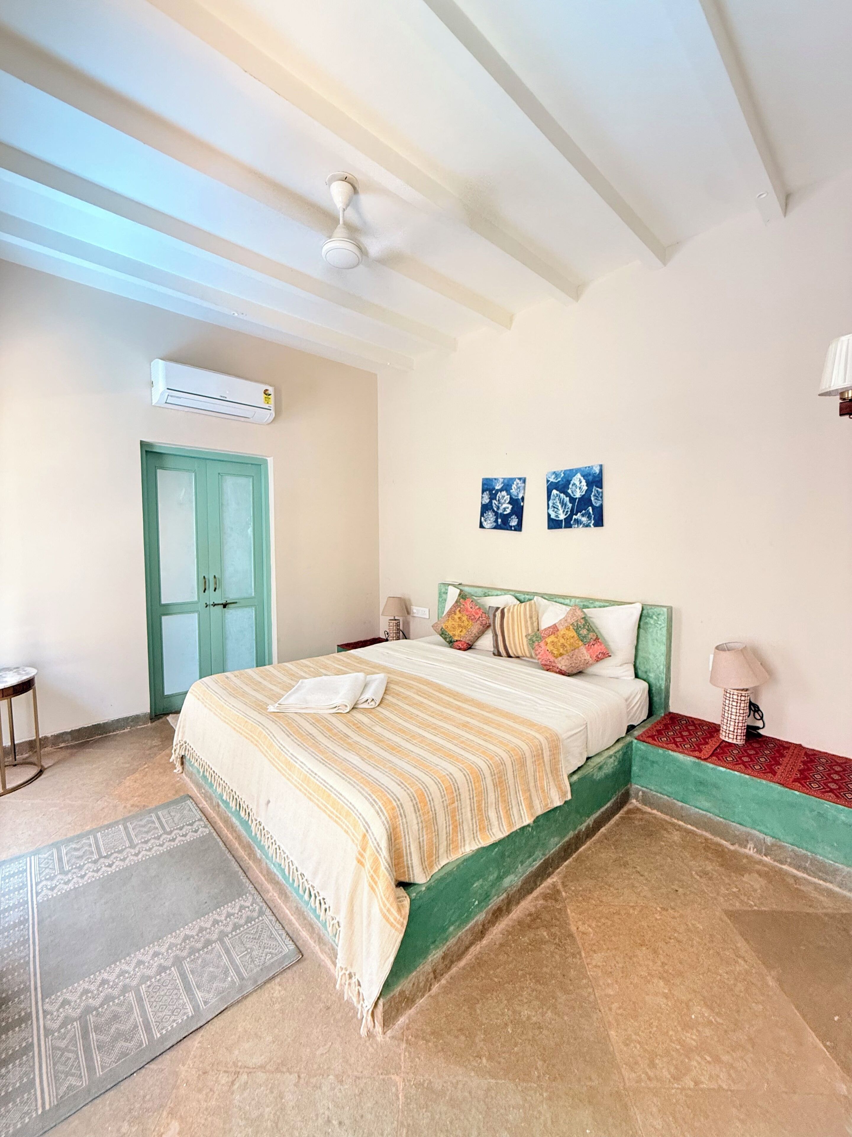 デスク、ノートパソコン用作業スペース、WiFi (無料)