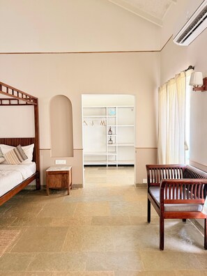 Bureau, espace de travail pour ordinateur portable, Wi-Fi gratuit