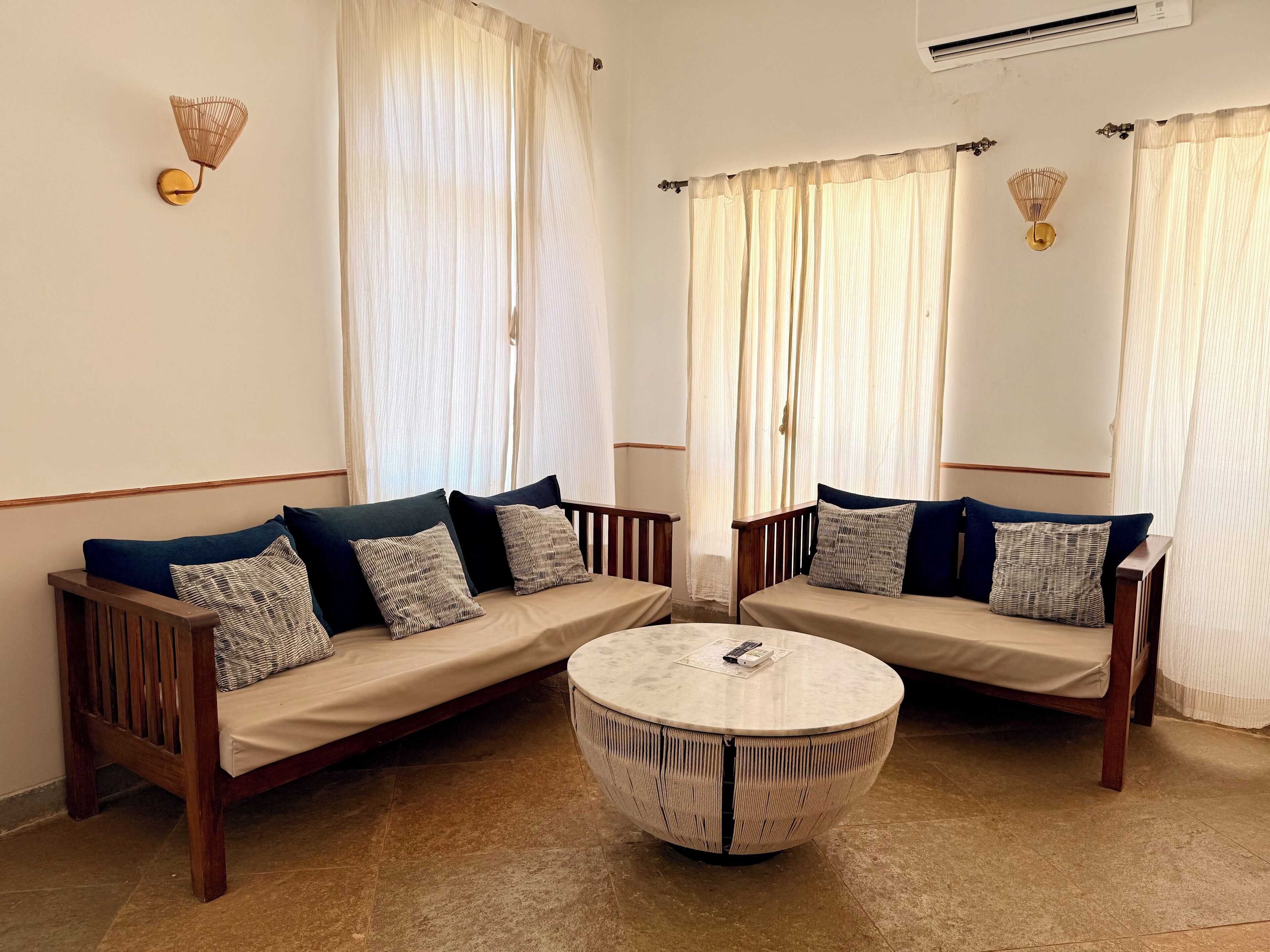 32 インチの薄型テレビ (衛星放送視聴可)