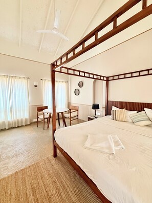 Bureau, espace de travail pour ordinateur portable, Wi-Fi gratuit