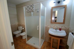 Chuveiro, secador de cabelo, bidê, toalhas de banho