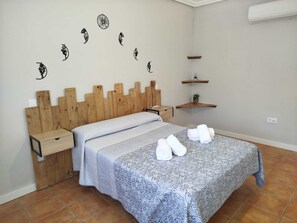 4 dormitorios, tabla de planchar con plancha, cuna de viaje