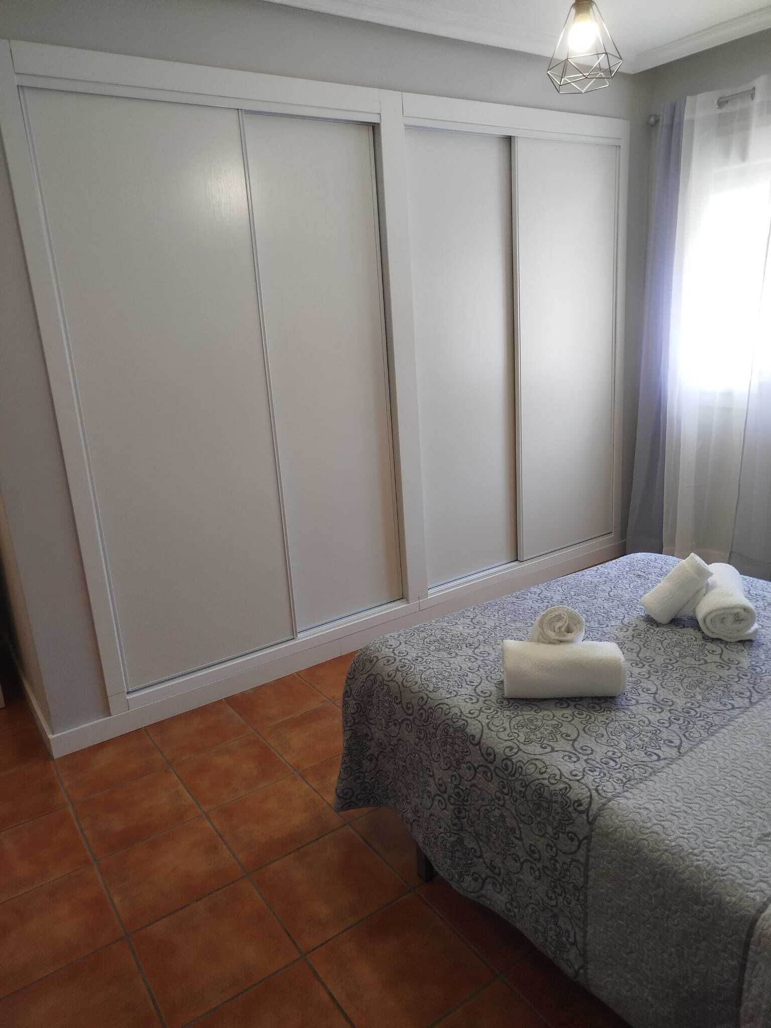 4 slaapkamers, een strijkplank/strijkijzer, reisbedje, gratis wifi