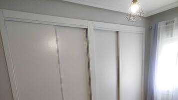 Planxa i posts de planxar, un bressol de viatge i wifi gratuïta