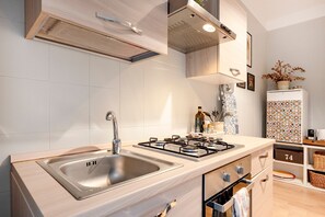 Kühlschrank, Ofen, Herdplatte, Wasserkocher mit Kaffee-/Teezubehör