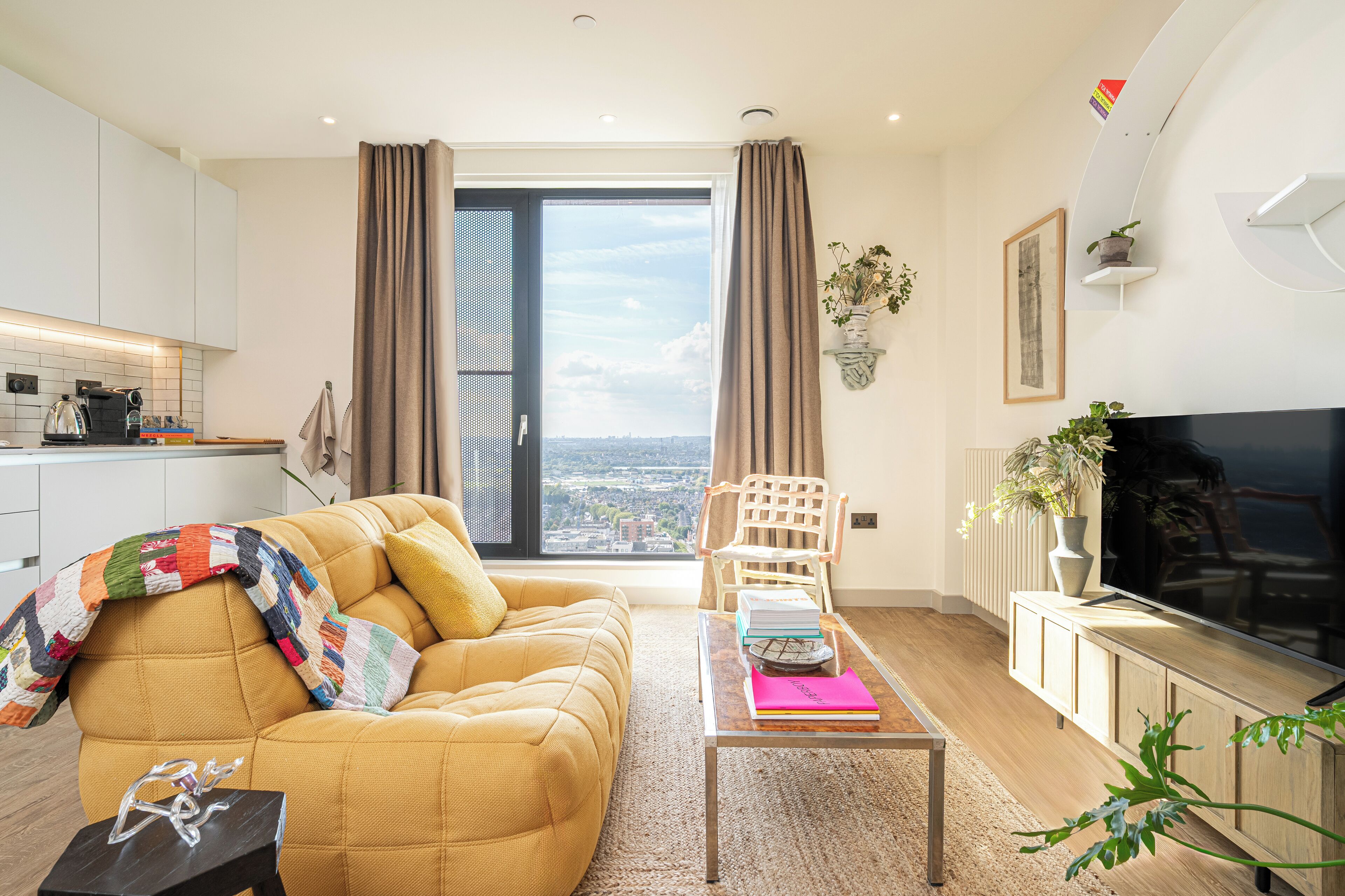 Appartamento (1 Bedroom) | Area soggiorno | TV al plasma 32 pollici con canali digitali