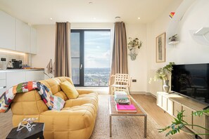 Departamento (1 Bedroom) | Área de sala de estar | Televisión de plasma de 32 pulgadas con canales digitales 