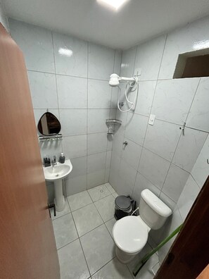 Een douche, een haardroger, handdoeken, zeep