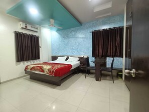 Desk, free WiFi - Hotel Mrunal Palace (Chhatrapati Sambhajinagar)