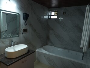 Habitación Deluxe | Baño | Regadera, amenidades de baño gratuitas, toallas, jabón