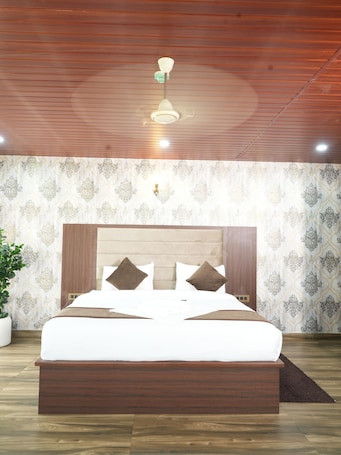 Deluxe Room | Desk, free WiFi