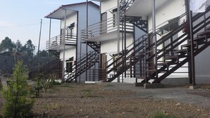 Ein mehrstöckiges Gebäude mit Balkonen und Treppenhäusern.