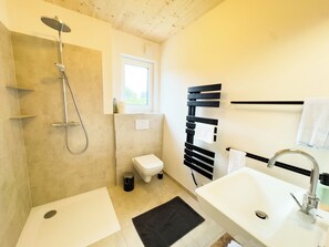 Haartrockner, HandtĂŒcher, Seife, Toilettenpapier