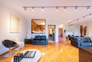 Lejlighed - 3 soveværelser - balkon - byudsigt | Opholdsområde | Smart-tv, Netflix, streamingtjenester