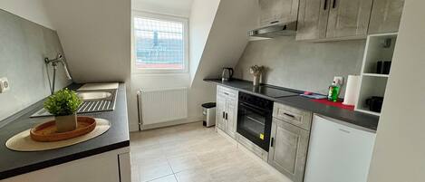 Mikrobølgeovn, ovn, kokeplater og oppvaskmaskin