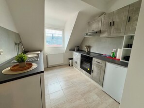 Microondas, horno, placa de cocina y lavavajillas