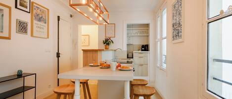 شقة | تناول الطعام داخل الغرفة