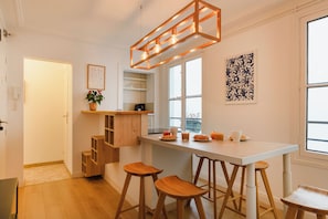 Apartment | Essbereich im Zimmer