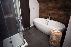 Een douche, een haardroger, handdoeken