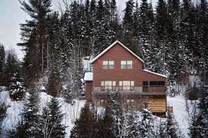 Exterior - Lakefront | Chalet Le Missionnaire (Trois Rives)
