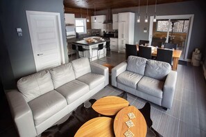 Interior - Lakefront | Chalet Le Missionnaire (Trois Rives)