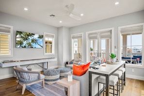 Smart-TV, DVD-spiller, bøker og filmbibliotek