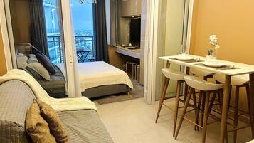 Iron/ironing board, WiFi, bed sheets