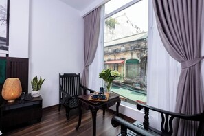 ห้องดีลักซ์ดับเบิลหรือทวิน, ระเบียง, วิวเมือง | เตารีด/โต๊ะรีดผ้า