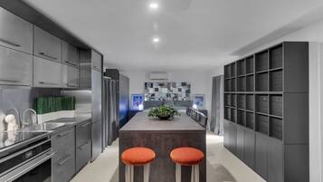 Een koelkast, een magnetron, een kookplaat, een vaatwasser