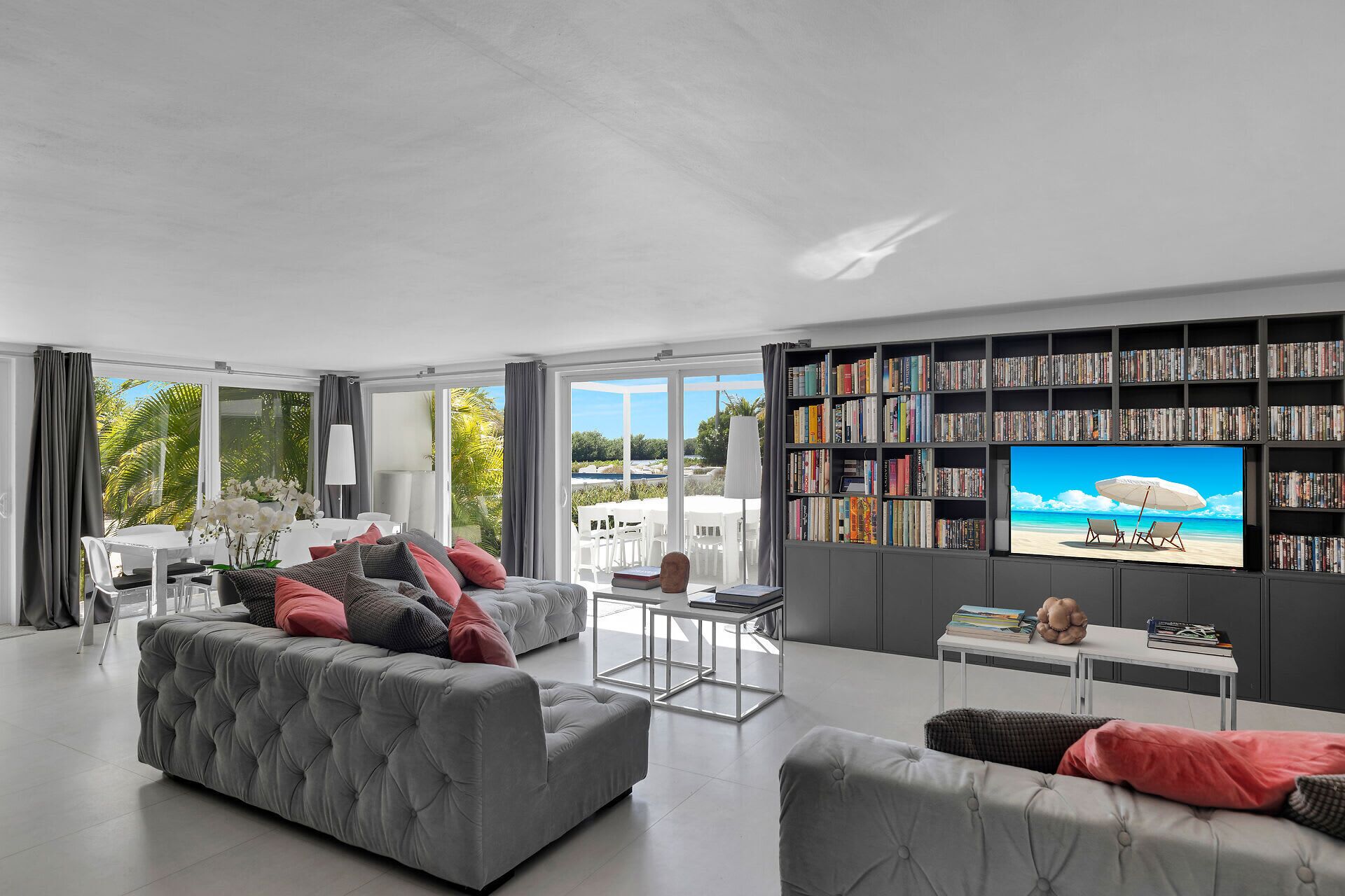 Televisión y oficina 