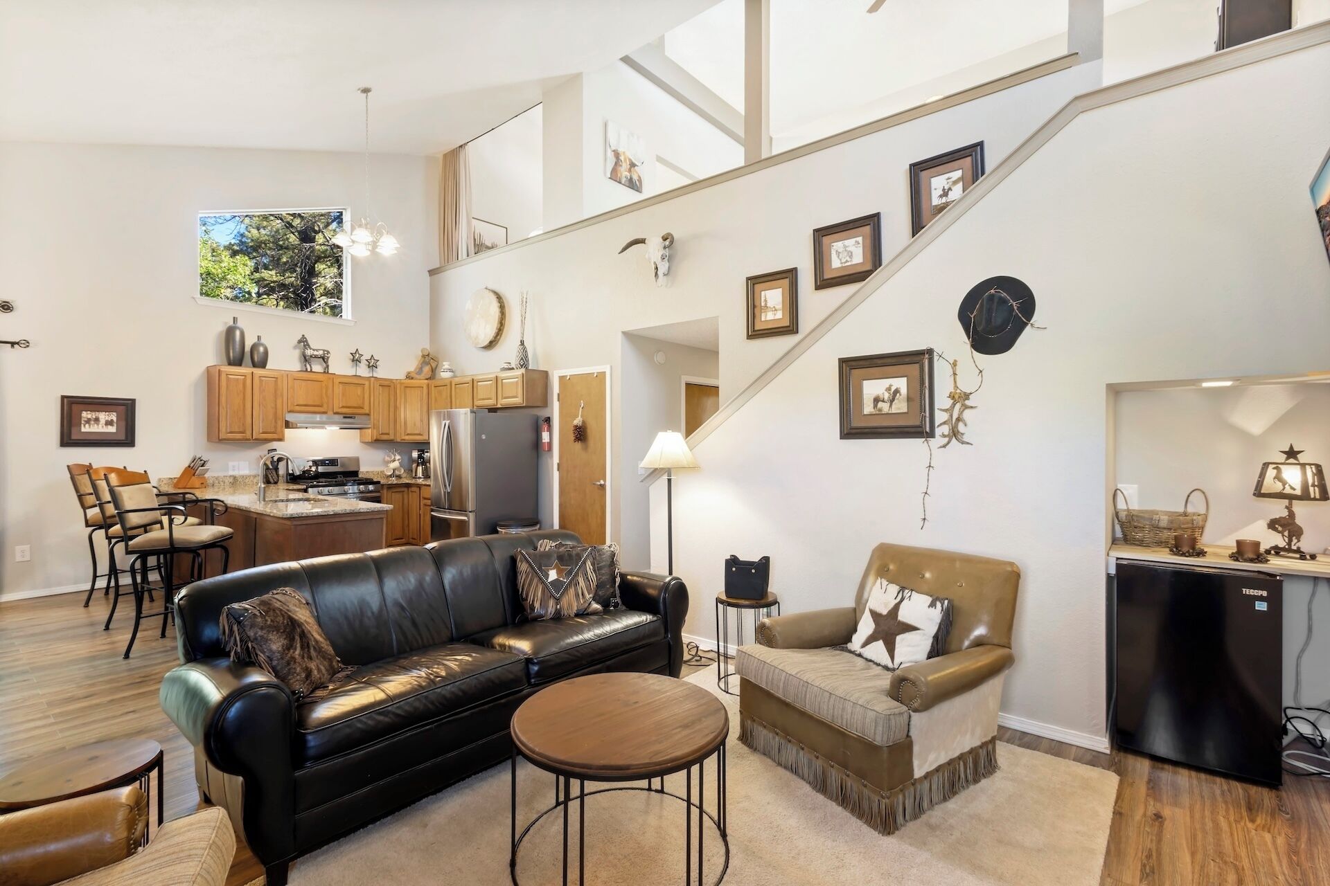 Een smart-tv, een open haard, een dvd-speler en boeken