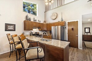 Kjøleskap, mikrobølgeovn, ovn og kokeplater